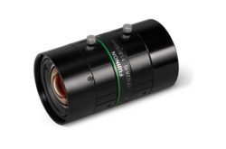 Ein schwarzes Fujinon-Objektiv mit der Aufschrift "CF20ZA-1S 1:1.8/20mm".