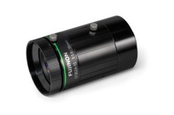 Ein schwarzes Kameraobjektiv von Fujinon mit grüner Markierung und Seriennummer C35ZA-1S, 1:1.8/35 mm.