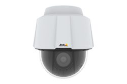 Eine Überwachungskamera von Axis Communications, Modell mit abgerundeter Schutzabdeckung und sichtbarem Linsensystem.