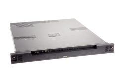 Ein flaches, schwarz-graues Rackmount-Servergerät mit Lüftungsschlitzen und Bedienelementen an der Vorderseite.