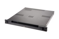 Ein flacher, schwarzer Rack-Server mit Lüftungsschlitzen und mehreren Anschlüssen an der Vorderseite.