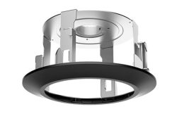 Einbauleuchte mit einem schwarzen Rahmen und metallischen Montageelementen in einem modernen Design.