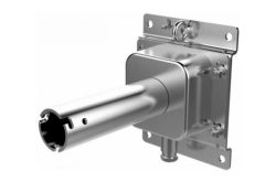 Metallischer Wandhalter mit zylindrischem Rohr, vermutlich für Rohrinstallation oder Montagezwecke.