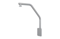 Ein grauer, gebogener Metallhalter mit einer rechteckigen Befestigungsplatte am unteren Ende.