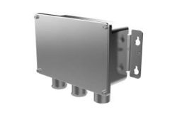 Elektrischer Anschlusskasten aus Metall mit drei Kabelverschraubungen und Montagehalterung.