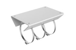 Ein Metallträger mit drei angebrachten Schlauchschellen.