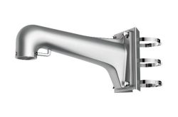 Ein silberner Wandarm aus Metall mit runder Klemmschelle und Montagesockel.