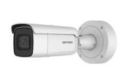 Eine weiße Überwachungskamera von Hikvision, die an der Wand montiert ist.