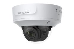 Eine weiße Überwachungskamera von Hikvision in Nahaufnahme.