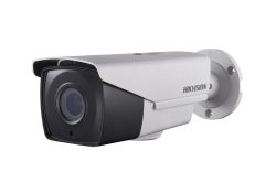 Eine Überwachungskamera der Marke Hikvision in einem Gehäuse zur Wandmontage.