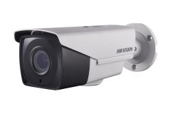 Überwachungskamera von Hikvision mit einem modernen, zylindrischen Design in Schwarz und Silber, montiert an einer Wandhalterung.