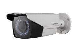 Überwachungskamera von Hikvision mit Infrarot-LEDs, montiert an einer Wandhalterung.