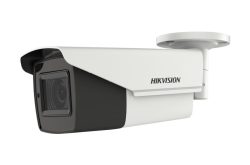 Überwachungskamera von Hikvision in Weiß, seitliche Ansicht.