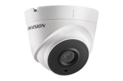 Eine weiße Überwachungskamera der Marke Hikvision mit schwarzem Objektiv.