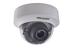 Eine Überwachungskamera von Hikvision in einer Kuppelform.