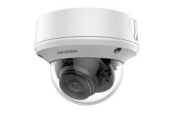 Überwachungskamera mit Kuppelgehäuse der Marke Hikvision.