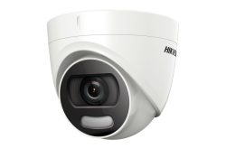 Kuppelförmige Überwachungskamera mit dem Aufdruck "Hikvision".