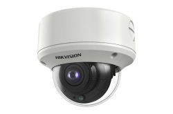 Eine weiße Dome-Überwachungskamera von Hikvision mit durchsichtigem Gehäuse, das das Objektiv zeigt.