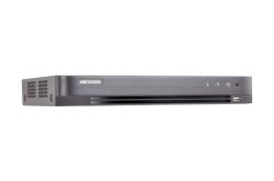 Bild eines Hikvision-Geräts in metallischem Finish mit Lüftungsschlitzen an der Seite und mehreren Anschlüssen an der Vorderseite.