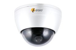 Eine weiße Dome-Sicherheitskamera der Marke Eneo mit einem schwarzen, kuppelförmigen Objektivabdeckung.