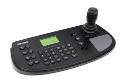 Ein schwarzes Steuerpult von Hikvision mit Tasten, Bildschirm und Joystick.