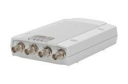 Ein weißes elektronisches Gerät mit vier koaxialen Anschlüssen an der Vorderseite.