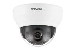 Eine weiße Überwachungskamera mit der Aufschrift "Wisenet" auf der Vorderseite.