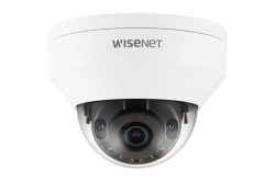 Überwachungskamera von Wisenet in Weiß mit Glaskuppel.