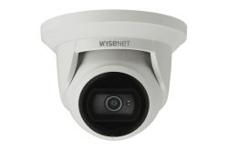 Überwachungskamera von Wisenet mit weißem Gehäuse.