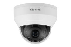 Eine weiße, kuppelförmige Überwachungskamera mit der Aufschrift "Wisenet".