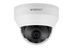 Überwachungskamera von Wisenet in weißem Gehäuse.