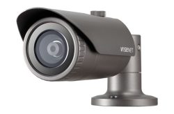 Überwachungskamera von Wisenet mit modernem Design und Schutzabdeckung.