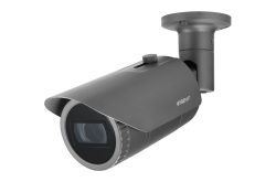 Eine graue Überwachungskamera von Wisenet mit zylindrischem Design und Wandhalterung.