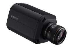 Ein schwarzes Wisenet-Sicherheitskamera-Gehäuse mit einem montierten Canon-Objektiv.