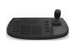 Eine schwarze Steuerungseinheit mit Tastenfeld, kleinem Bildschirm und Joystick auf der rechten Seite.