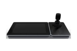 Ein Steuergerät mit Touchscreen und Joystick auf einer schwarzen Oberfläche.