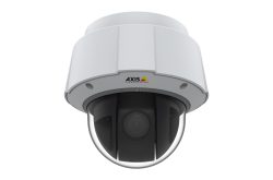 Überwachungskamera von Axis Communications mit weißem Gehäuse und durchsichtiger Kuppel.