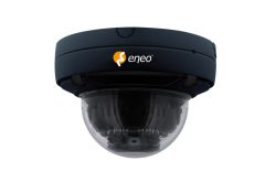 Überwachungskamera mit einem dunkelblauen Gehäuse und einer transparenten Kuppel, darauf das "eneo"-Logo.