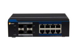 Ein schwarzer Netzwerk-Switch mit mehreren Ethernet-Anschlüssen und SFP-Ports, markiert mit "eneo".