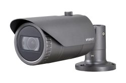 Eine schwarze Überwachungskamera der Marke "Wisenet".