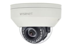 Kuppelförmige Überwachungskamera mit der Aufschrift "Wisenet".