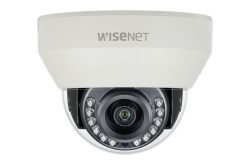 Überwachungskamera von Wisenet mit kreisförmigem Objektiv und Infrarotlichtern.