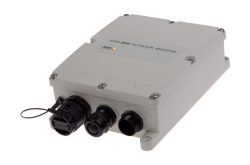 Ein weißes, rechteckiges Gerät mit der Aufschrift "AXIS 30W OUTDOOR MIDSPAN" und mehreren Anschlüssen an der Unterseite.