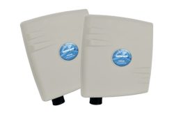 Zwei weiße WLAN-Antennen mit einem blauen "netwave"-Logo in der Mitte.