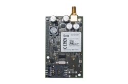 Eine elektronische Platine mit der Aufschrift "Telit HE910-EUR", Kondensatoren und einem SIM-Karten-Slot.