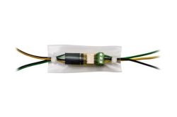 Ein elektrischer Verbinder mit mehreren Kabeln, die in einem transparenten Schutzgehäuse untergebracht sind.