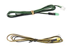 Zwei lange Kabel, das obere in Schwarz mit grünem Streifen und das untere in Schwarz mit gelbem Streifen, jeweils mit Steckverbindungen an den Enden.
