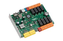 Elektronische Leiterplatte von Axis Communications mit verschiedenen Komponenten und farblich codierten Anschlüssen.