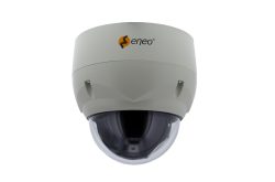 Eine Überwachungskamera mit einem weißen Gehäuse und einer dunklen Kuppel, versehen mit dem "eneo"-Logo.