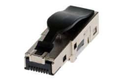 Ein GigaGate45-Stecker mit schwarzem Hebel auf weißem Hintergrund.